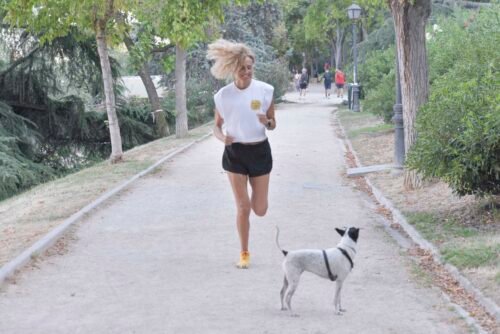 Me llamo Raquel y soy entrenadora personal en Madrid. Puedes entrenar conmigo de manera presencial, de manera online y con mis entrenamientos grabados en vídeo; hago entrenamiento funcional (fuerza y cardio), estoy especializada en pre y posparto, hipopresivos, pilates suelo y Reformer. Mis entrenamientos pueden ser individuales, por parejas o grupales. Aquí estoy corriendo por el parque con mi perrita Menta (trabajo de resistencia o cardiovascular)